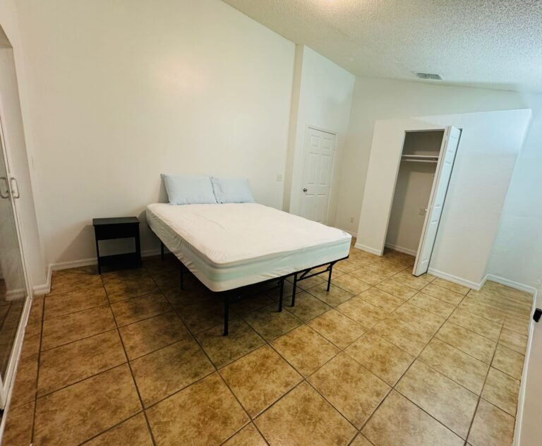 1 Room 5 Private bathroom