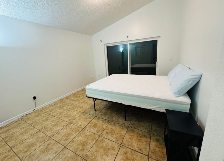 4 Room 5 Private bathroom